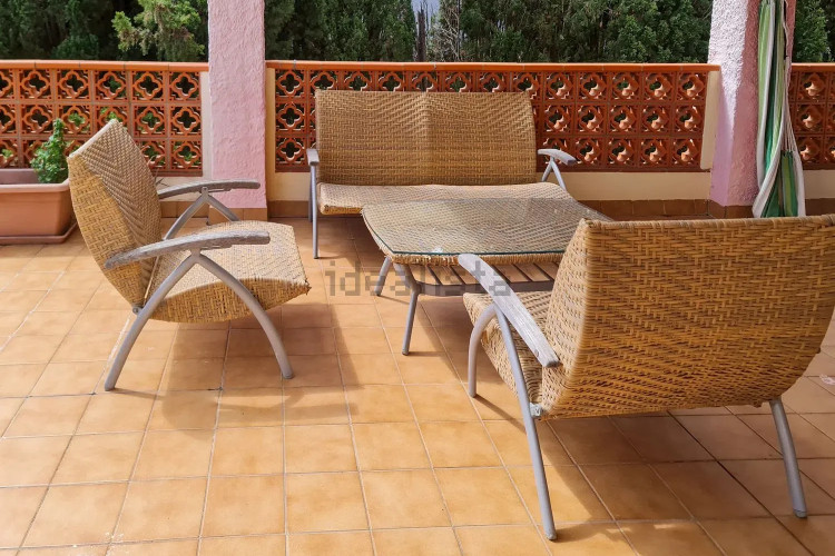 CASA A 200 METROS DE LA PLAYA CON GRAN JARDÍN Y PISCINA