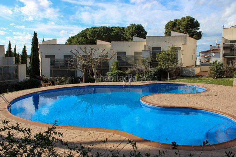 Casa adosada ?? casa contemporània amb piscina a 800 metres de la plat-ja en Escala (L´)