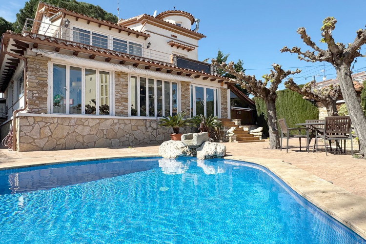 Casa independiente en calle de Figueres, 1