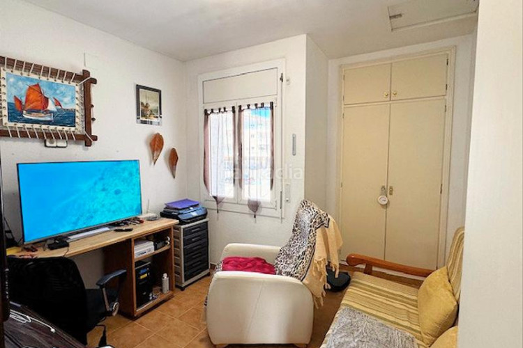 Casa  de 202m² con 5 dormitorios, 2 baños, 200m de la playa. en Escala (L´)