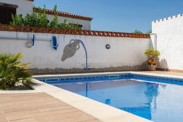 Casa  espaciosa con vistas al mar y piscina privada zona puig sec en Escala (L´)