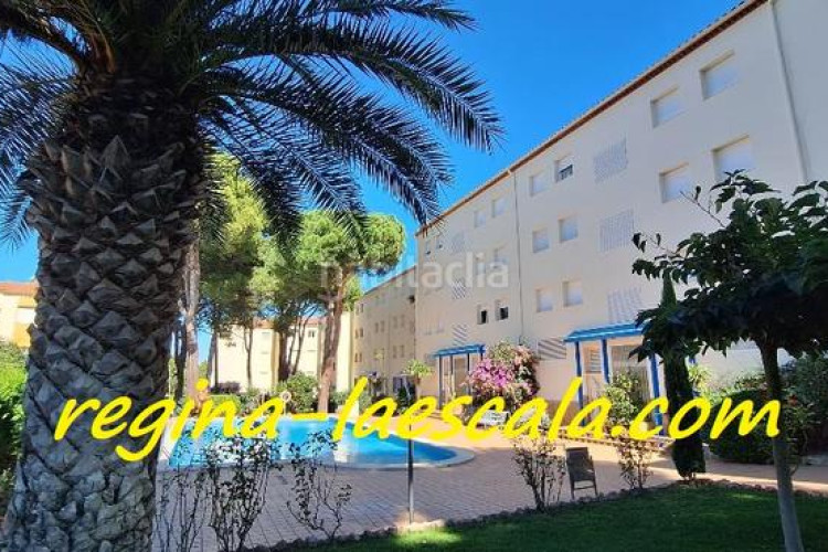 Planta baja un agradable y espacioso apartamento en un complejo residencial con piscina comunitaria y mucha zona verde. en Escala (L´)