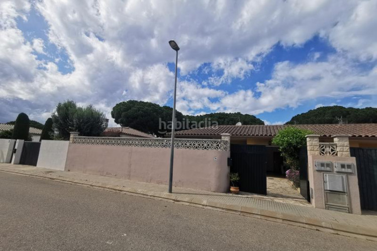 Casa en carrer cantallops 9 casa unifamiliar con piscina, garage, orientación sud en l'escala en Escala (L´)