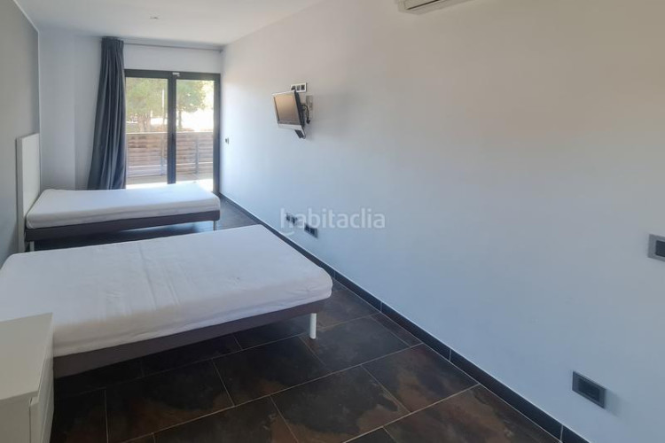 Casa adosada en carrer planasses 3 casa moderna con piscina y garaje en zona tranquila en Escala (L´)