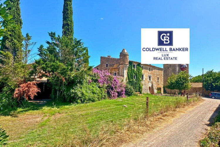 Casa masía del siglo xvi ubicada en lescala, en la costa brava, con 860 m de superficie habitable organizados en torno a un amplio pati en Escala (L´)