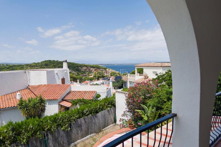 Casa  en cala Montgó con piscina, bonitas vistas y a sólo 180m del mar en Escala (L´)