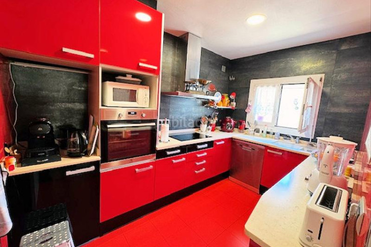 Casa  de 202m² con 5 dormitorios, 2 baños, 200m de la playa. en Escala (L´)