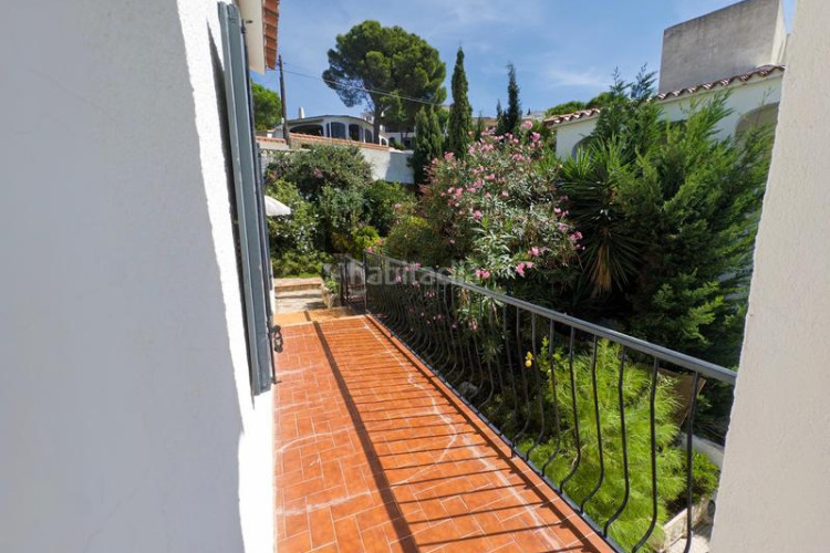 Casa  en cala Montgó con piscina y vistas, a solo 180 m del mar en Escala (L´)