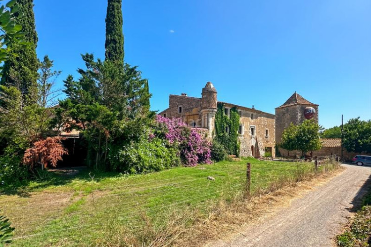Casa masía del siglo xvi ubicada en lescala, en la costa brava, con 860 m de superficie habitable organizados en torno a un amplio pati en Escala (L´)