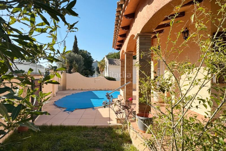 Casa en carrer muga 73 con piscina privada y vistas al mar panorámicas en Escala (L´)