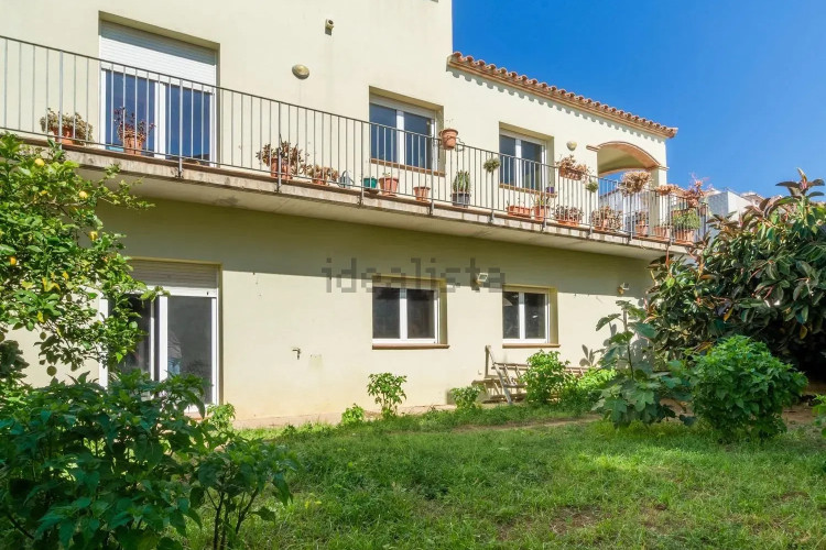 Chalet pareado en calle Tossa