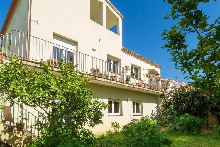 Chalet pareado en calle Tossa