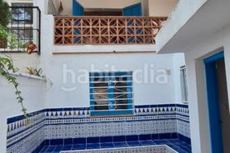 Casa pareada espaciosa casa con jardín y jacuzzi, zona cala montgó en Escala (L´)