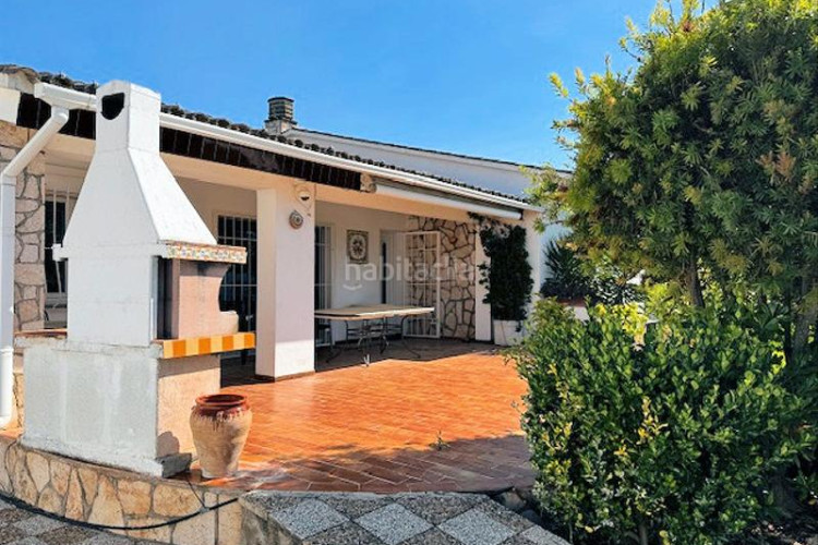 Casa villa de 180m²,con 3 dormitorios, garaje y piscina privada en Escala (L´)
