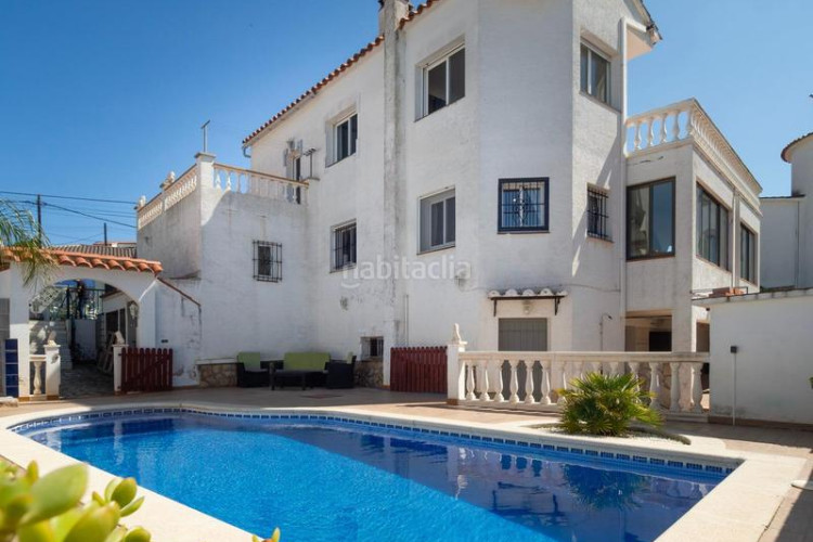 Casa  espaciosa con vistas al mar y piscina privada zona puig sec en Escala (L´)