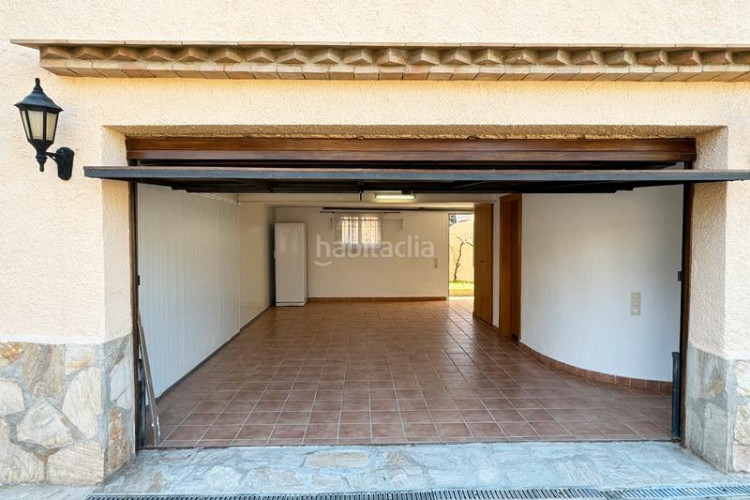 Casa en carrer muga 73 con piscina privada y vistas al mar panorámicas en Escala (L´)