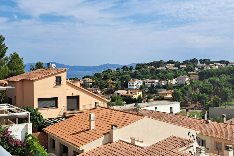 Casa de construcción 2008 con vistas panorámicas, en una zona residencial exclusiva!