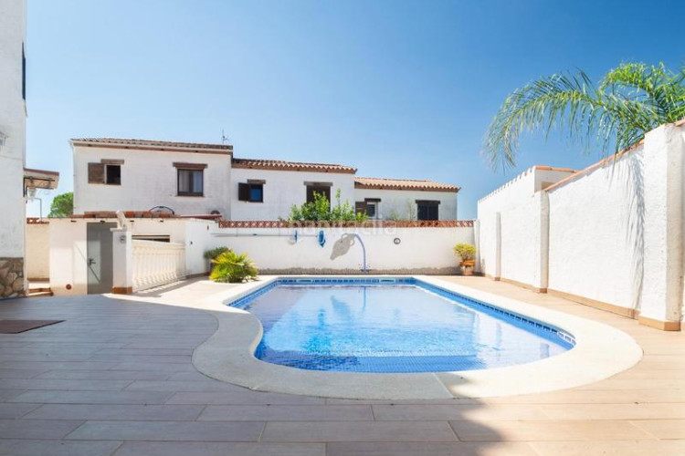 Casa  espaciosa con vistas al mar y piscina privada zona puig sec en Escala (L´)