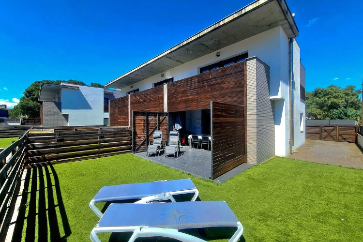 CASA MODERNA CON PISCINA Y GARAJE EN ZONA TRANQUILA