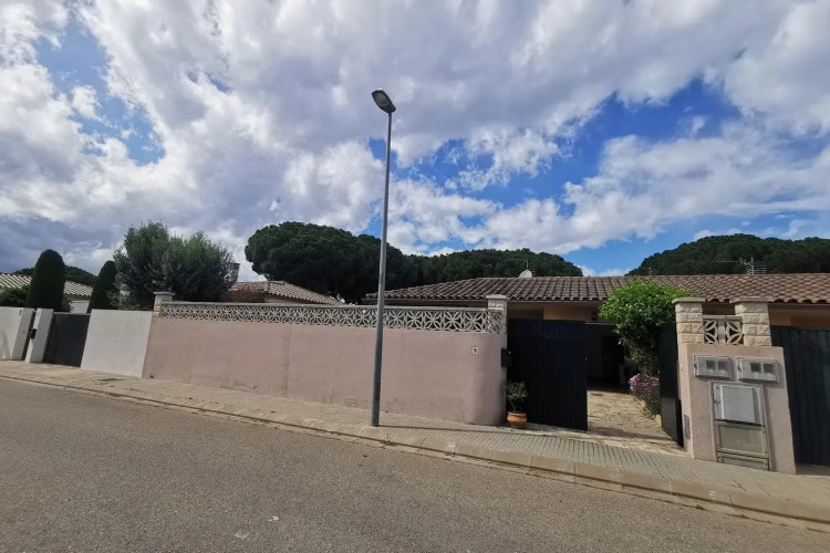 CASA UNIFAMILIAR CON PISCINA PRIVADA, GARAGE, MUY SOLEADA EN L'ESCALA