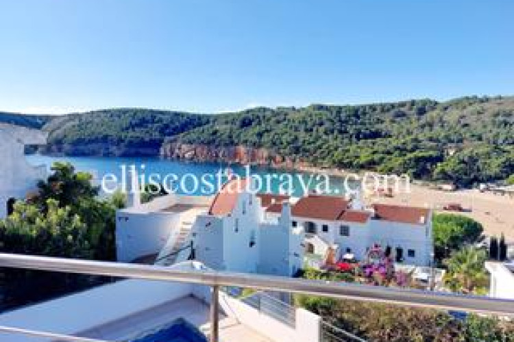 Casa fantástica propiedad con piscina privada y vistas al mar. en Escala (L´)