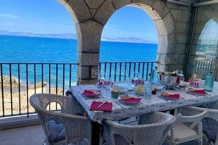 Piso dúplex exclusivo con espectaculares vistas al mar y solárium privado en Escala (L´)