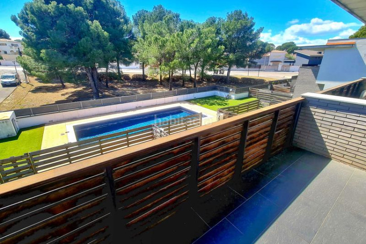 Casa adosada en carrer planasses 3 casa moderna con piscina y garaje en zona tranquila en Escala (L´)
