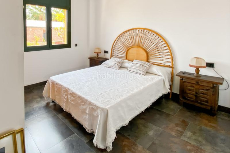 Casa  muy luminosa situada a pocos minutos a pie del mar y del centro de lescala.en la planta baja se encuentran tres dormitorios, en Escala (L´)