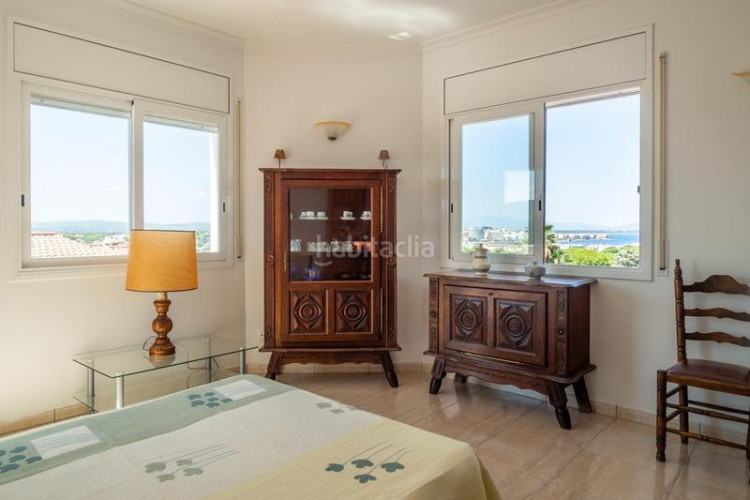 Casa  espaciosa con vistas al mar y piscina privada zona puig sec en Escala (L´)