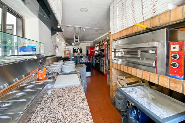 Piso restaurante y piso en venta a menos de 5 minutos andando de la playa, en una agradable zona de lescala. restaurantepizzería totalm en Escala (L´)