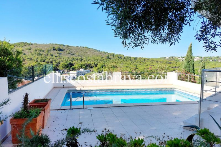 Casa fantástica propiedad con piscina privada y vistas al mar. en Escala (L´)