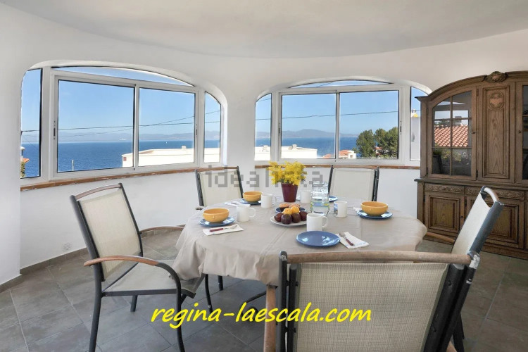Esta impresionante casa ofrece unas vistas espectaculares al mar, brindando un entorno relajante y e