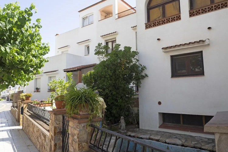 Chalet adosado en avenida de Girona