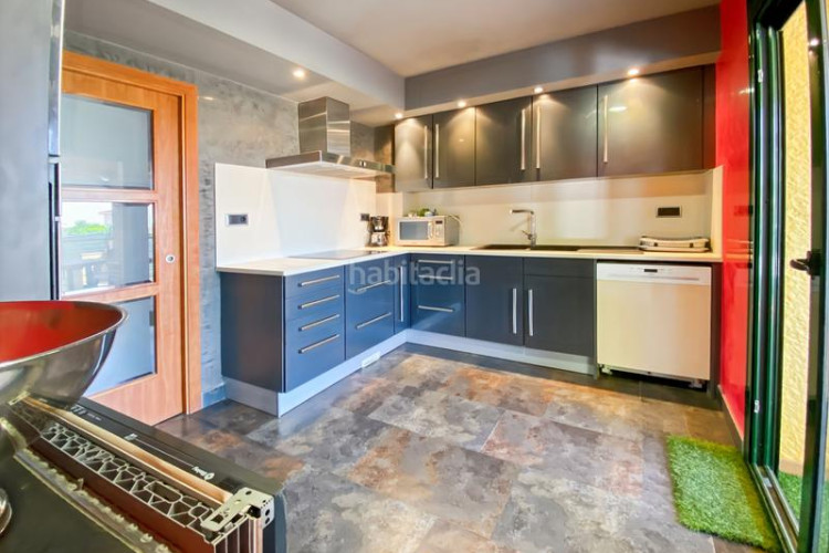 Casa  muy luminosa situada a pocos minutos a pie del mar y del centro de lescala.en la planta baja se encuentran tres dormitorios, en Escala (L´)
