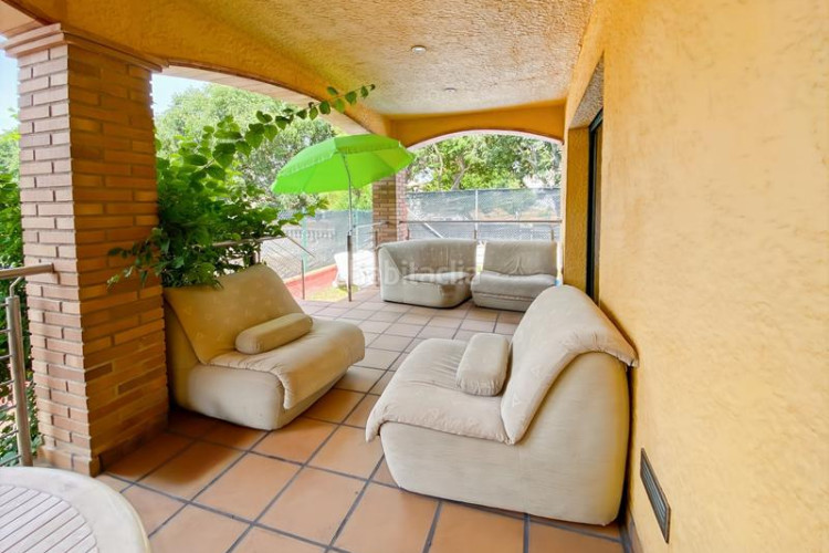 Casa  muy luminosa situada a pocos minutos a pie del mar y del centro de lescala.en la planta baja se encuentran tres dormitorios, en Escala (L´)