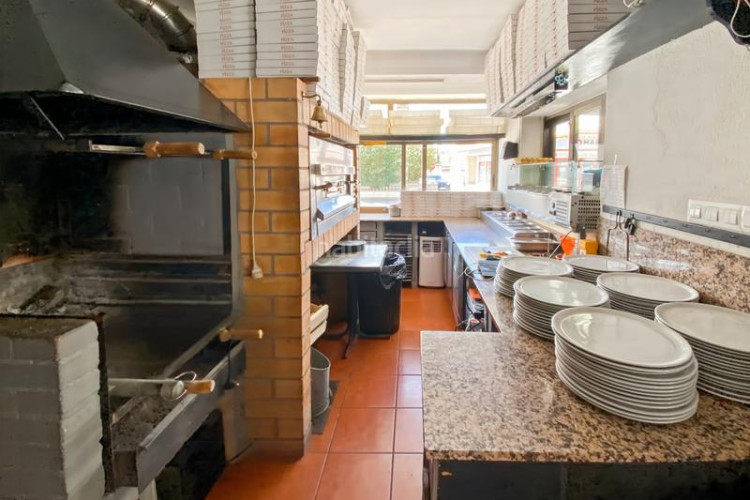 Piso restaurante y piso en venta a menos de 5 minutos andando de la playa, en una agradable zona de lescala. restaurantepizzería totalm en Escala (L´)