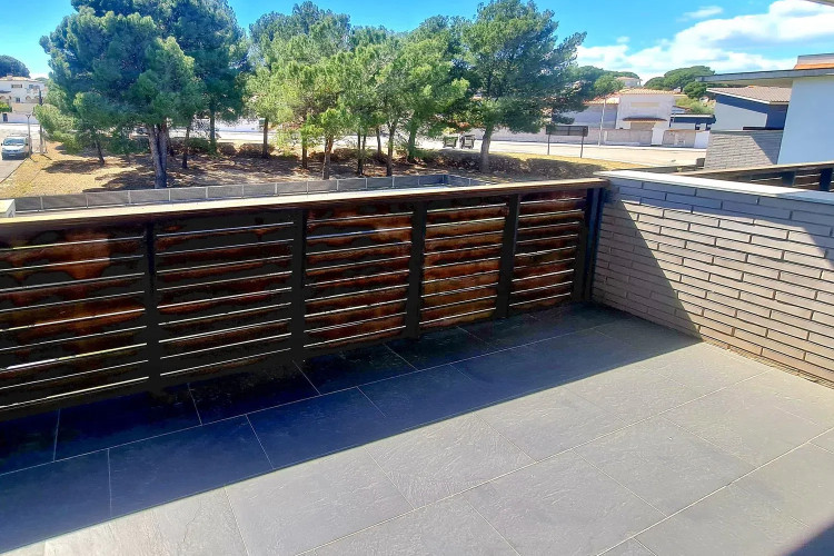 CASA MODERNA CON PISCINA Y GARAJE EN ZONA TRANQUILA