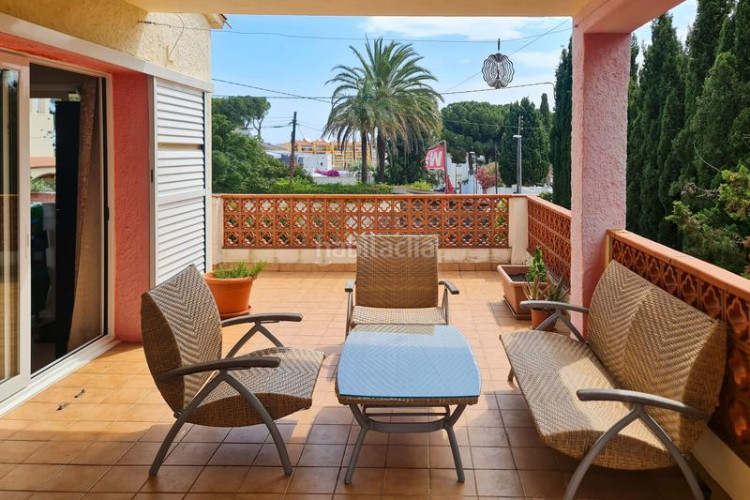 Chalet en carrer barcelona 42 casa a 200 metros de la playa con gran jardín y piscina en Escala (L´)