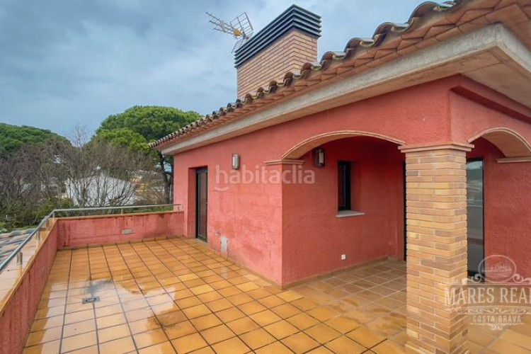 Casa gran casa de dos plantas con muebles cerca del mar en l3839escala. en Escala (L´)