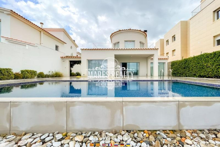Casa lujosa casa reformada en primera línea de mar en la costa brava en Escala (L´)