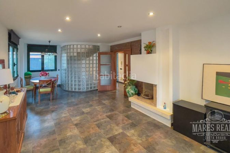 Casa gran casa de dos plantas con muebles cerca del mar en l3839escala. en Escala (L´)