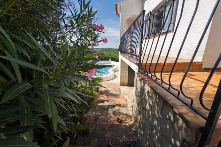 Casa  en cala Montgó con piscina y vistas, a solo 180 m del mar en Escala (L´)