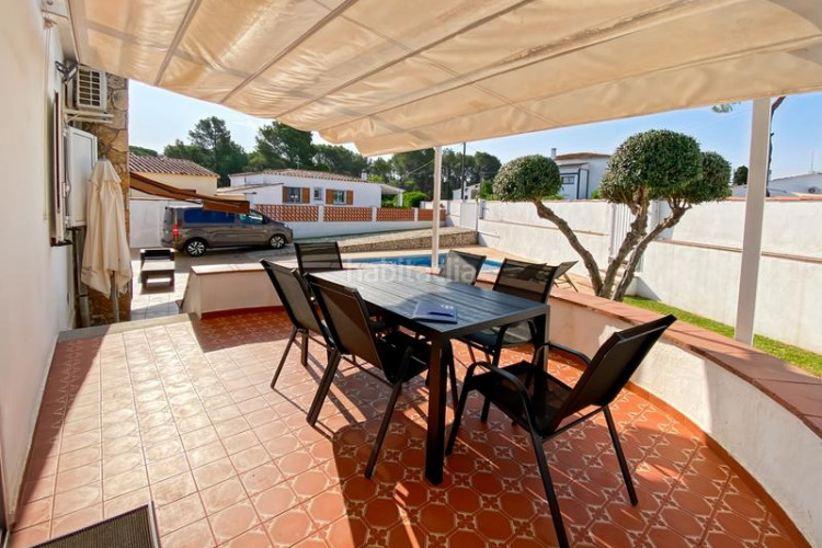 Casa  unifamiliar de una sola planta con licencia turística y garaje. la casa está situada en el centro del jardín de 585 m, cerca en Escala (L´)