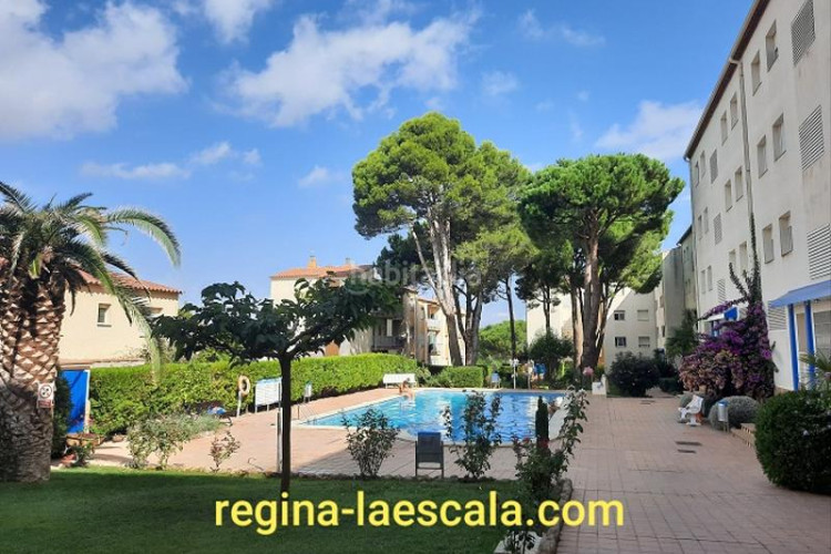 Planta baja un agradable y espacioso apartamento en un complejo residencial con piscina comunitaria y mucha zona verde. en Escala (L´)