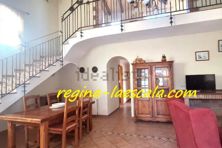 CON LICENCIA TURÍSTICA ! Una espaciosa casa, con mucha luz !