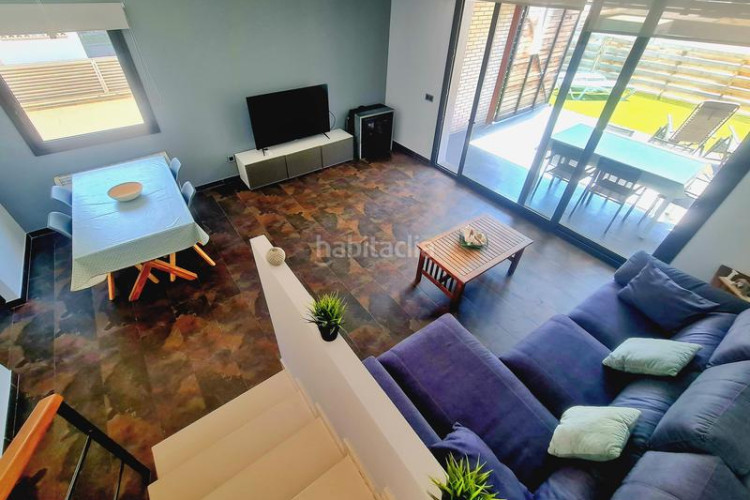 Casa adosada en carrer planasses 3 casa moderna con piscina y garaje en zona tranquila en Escala (L´)