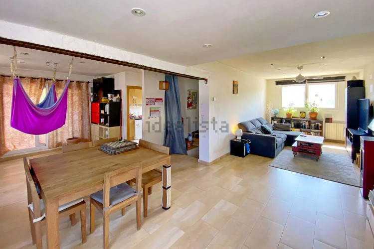 CASA A 200 METROS DE LA PLAYA CON GRAN JARDÍN Y PISCINA