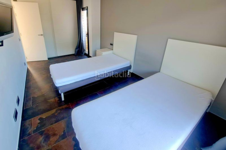 Casa adosada en carrer planasses 3 casa moderna con piscina y garaje en zona tranquila en Escala (L´)