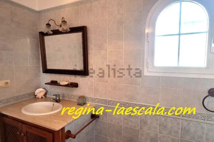 CON LICENCIA TURÍSTICA ! Una espaciosa casa, con mucha luz !