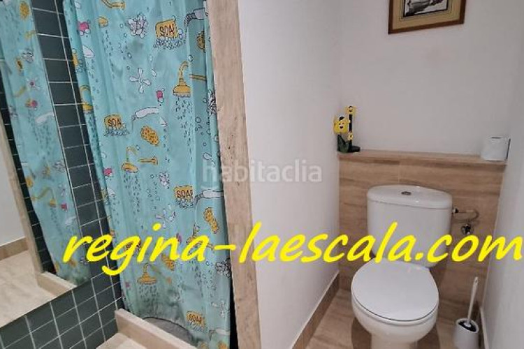 Planta baja un agradable y espacioso apartamento en un complejo residencial con piscina comunitaria y mucha zona verde. en Escala (L´)